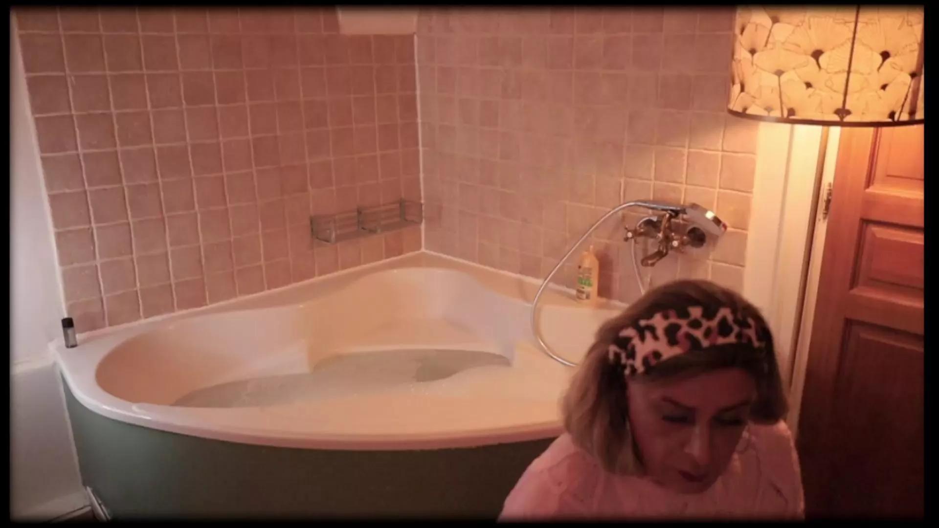 Anazone1 on Cam4 