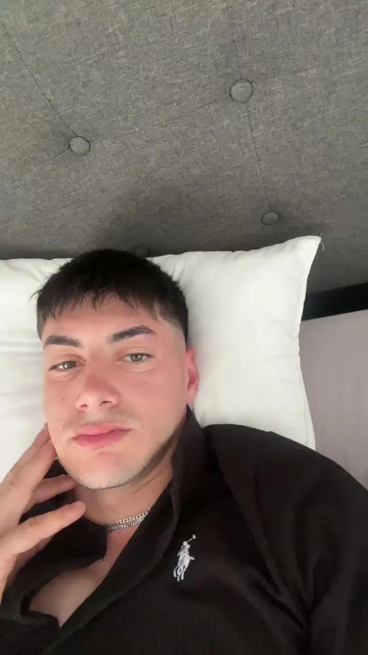 Guille1997 on Cam4 