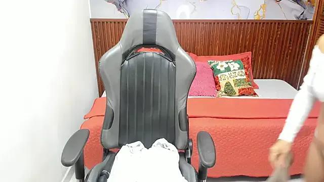 Holly_22 — naked +masturbate +lubricate +suck 